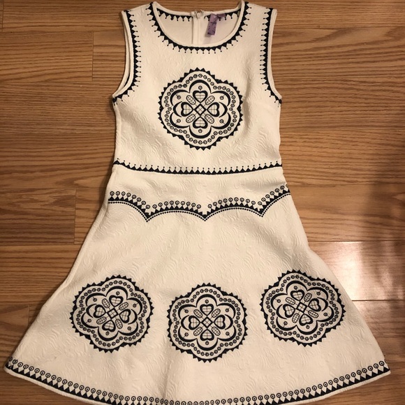 Dresses & Skirts - juniors white and navy dress